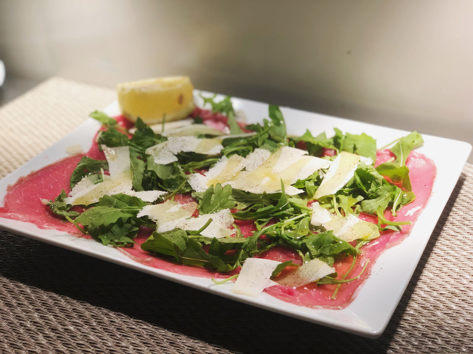 Carpaccio di Carni — finas fatias de vitela com rúcula e lascas de queijo parmesão