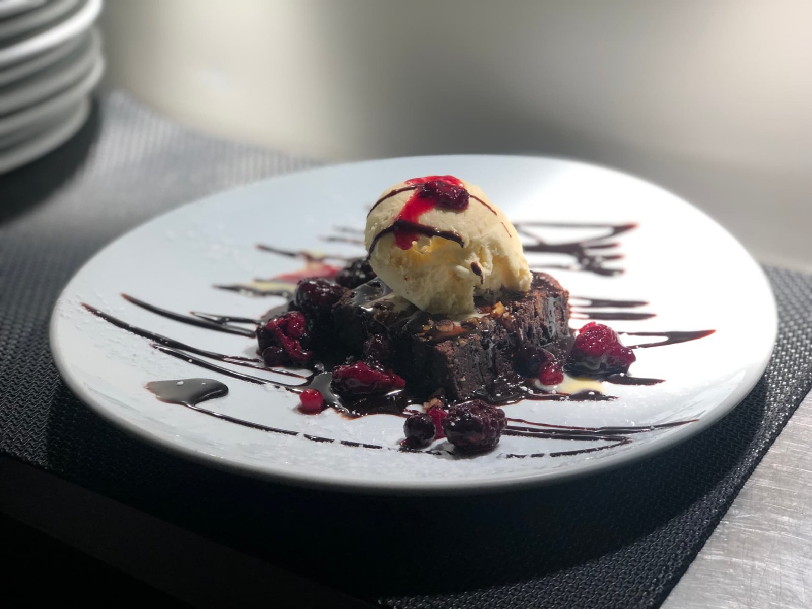 Brownie di Caramelo Salgado acompanhado com bola de gelado de baunilha