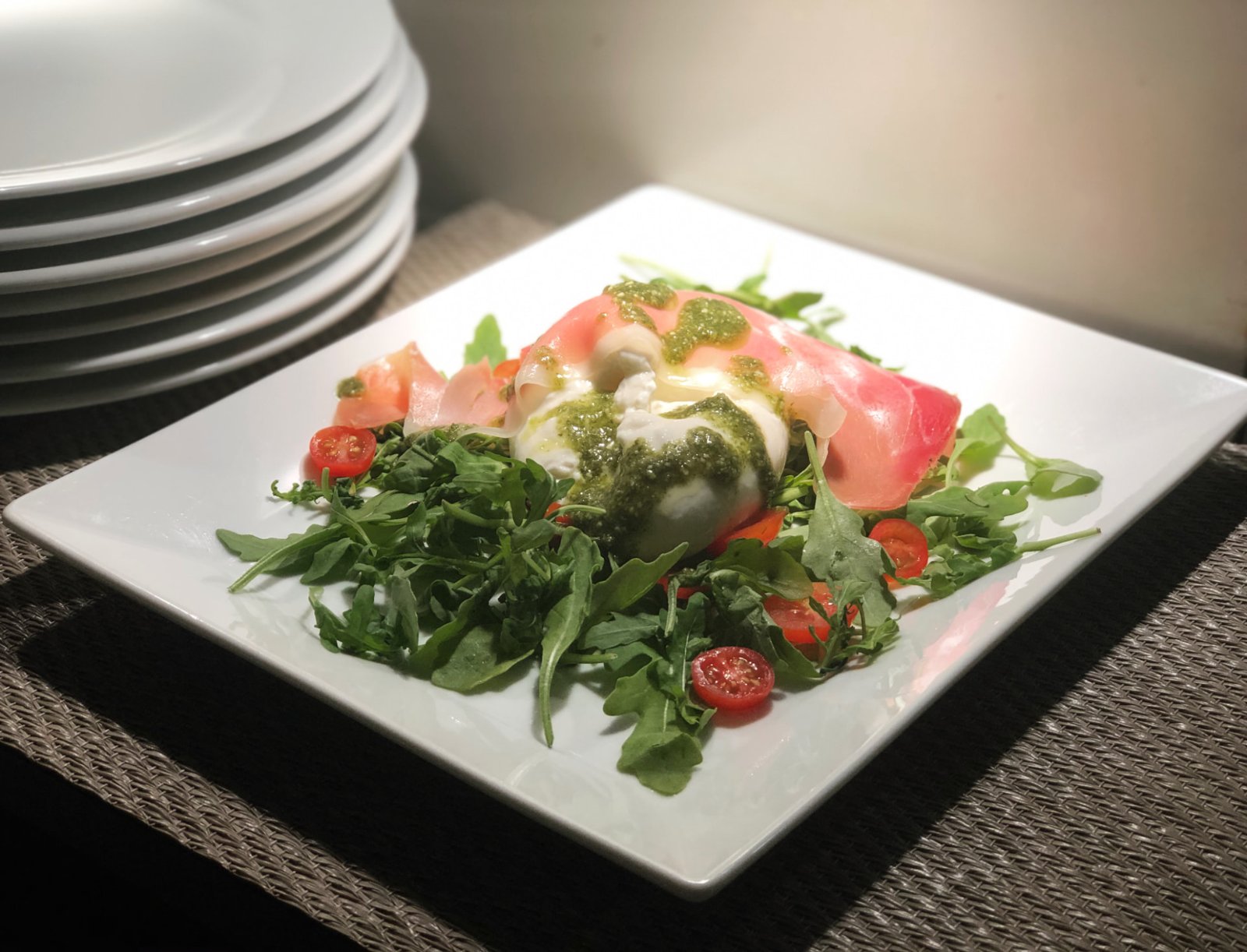 Insalata di Burrata — rúcula, burrata, tomate assado e presunto